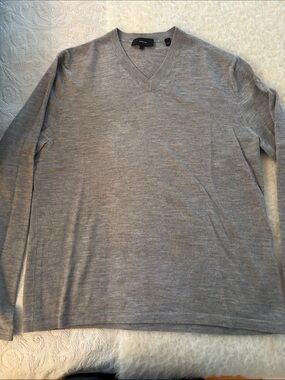 Vince Men's Light Gray V-Neck Sweater